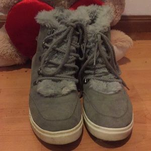 Unbranded low boots that kinda have a heel